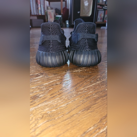 Yeezy 350 V2 Onyx - Picture 7 of 11